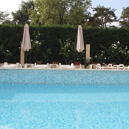 1-bedroom With Pool & Free Parking, 300 M To The Apartman Pomorie