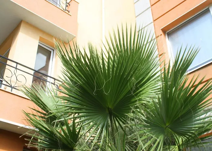 1-bedroom With Pool & Free Parking, 300 M To The