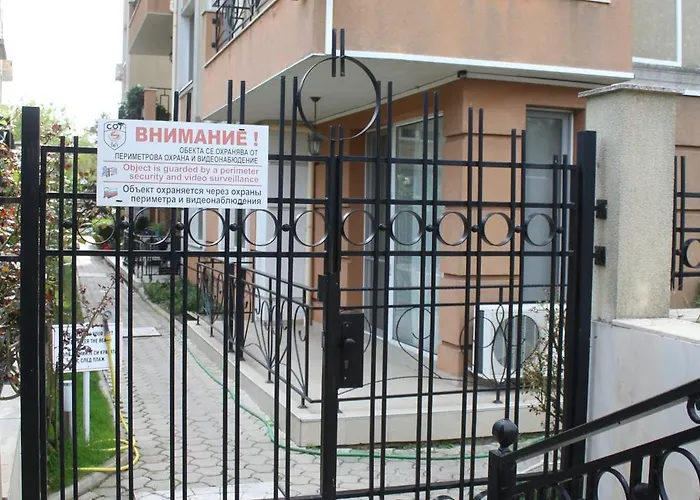 1-bedroom With Pool & Free Parking, 300 M To The Pomorie